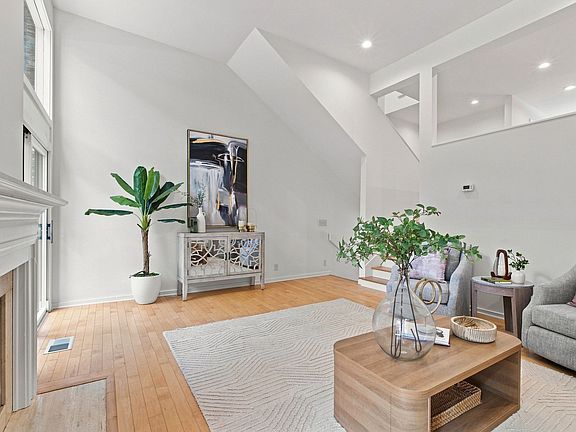 5th image of 115 Hampton Pl Unit 115