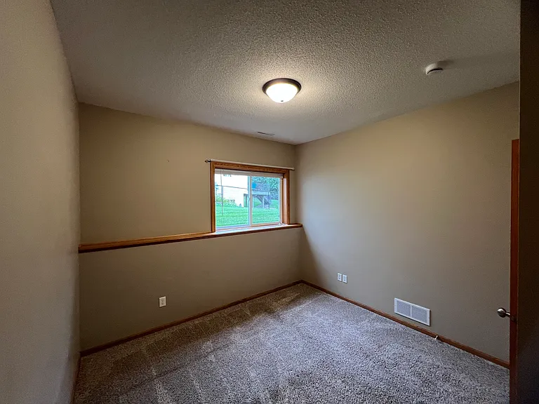 929 Plymouth Ln NW — Photo 24