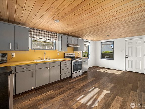 3rd image of 1015 119th Street S