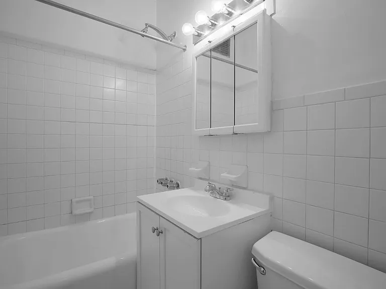 148 W 10th St #4D — Photo 5