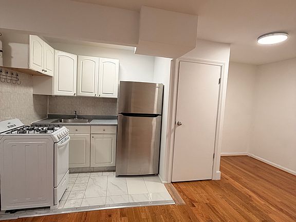4th image of 324 E 14th St APT 1B