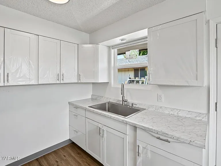906 S 42nd Ave #D — Photo 5