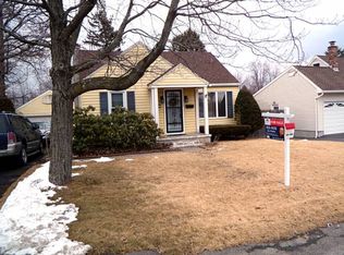 10 Grandview Dr, Latham, NY 12110