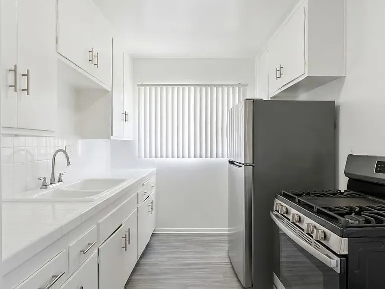 8425 S Western Ave #9 — Photo 2