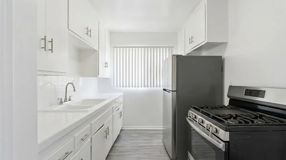 Building Photo - 8425 S Western Ave #9