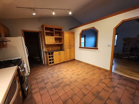 Kitchen - pantry in corner
