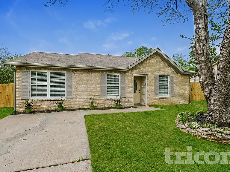 837 Pine Mountain Dr — Photo 1