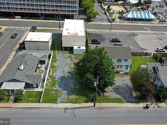 5th image of 210 Sunset Dr