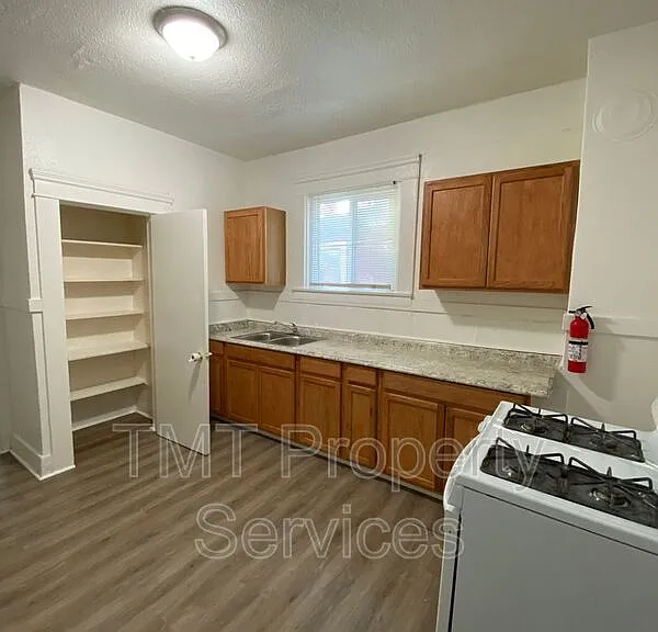 202-208 W Oak St #208 W OAK STREET — Photo 16
