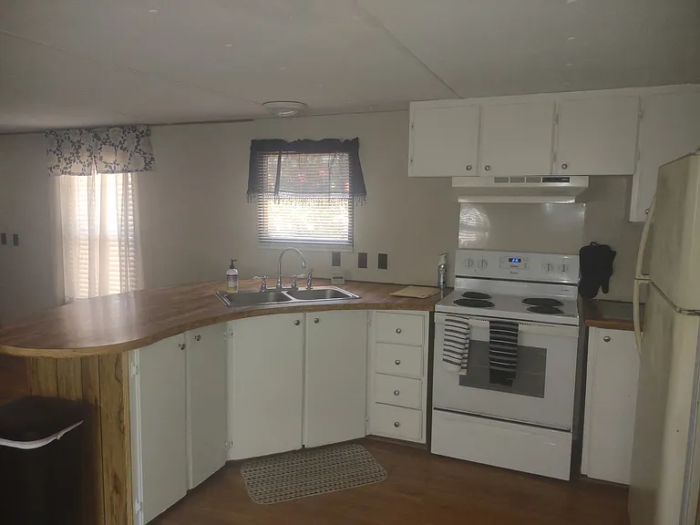 2108 Lewis St — Photo 3