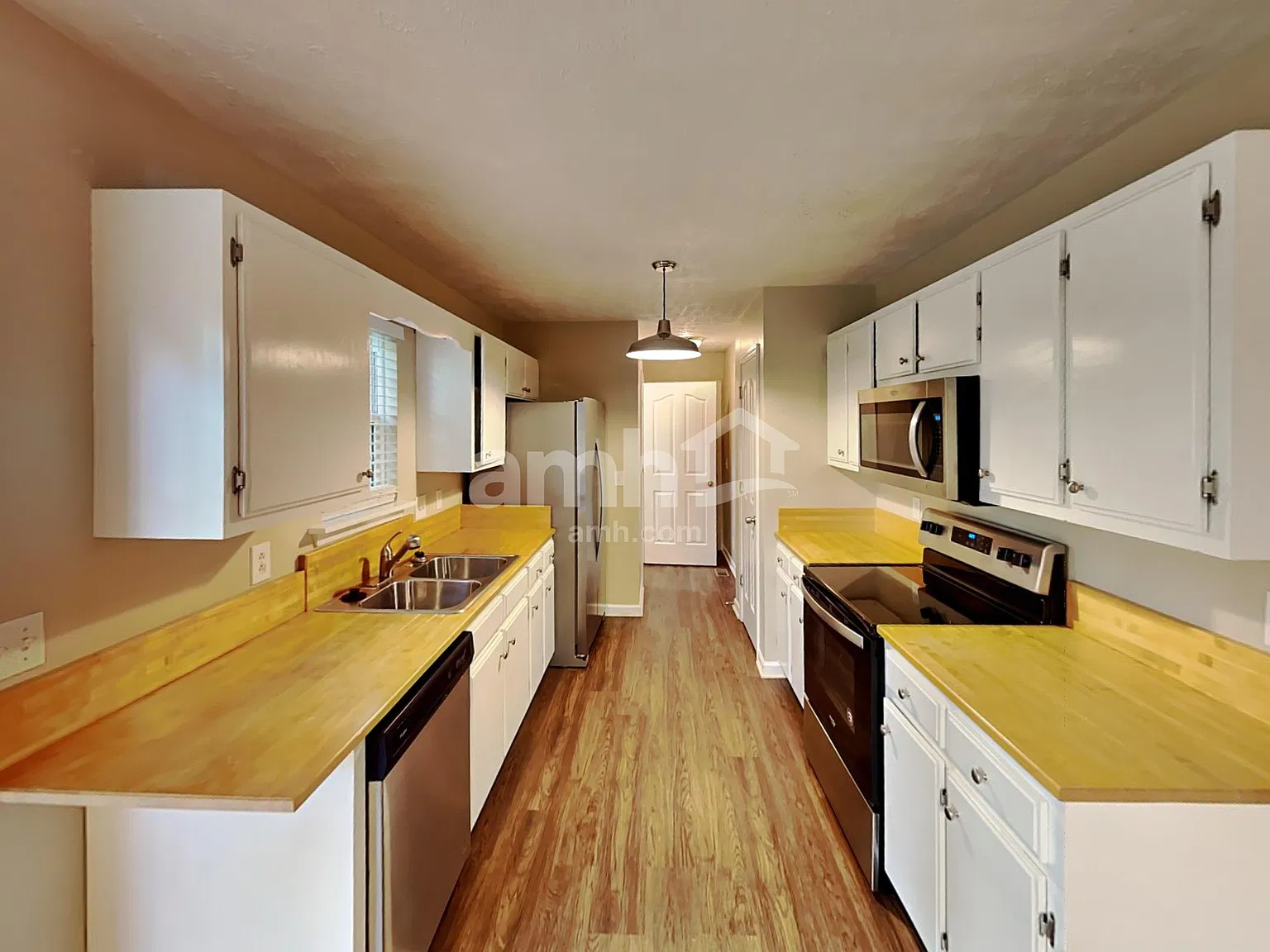 3 bed, 2.5 bath, 1554 sqft, $2,100 — Photo 3