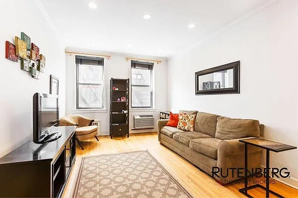 Rented by R New York | media 9