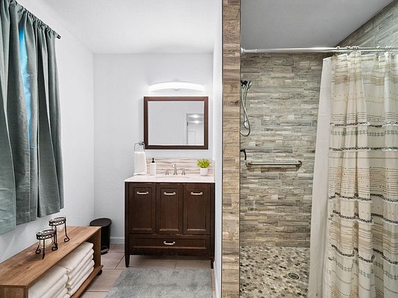 5th image of 5111 Ashwood Dr #2