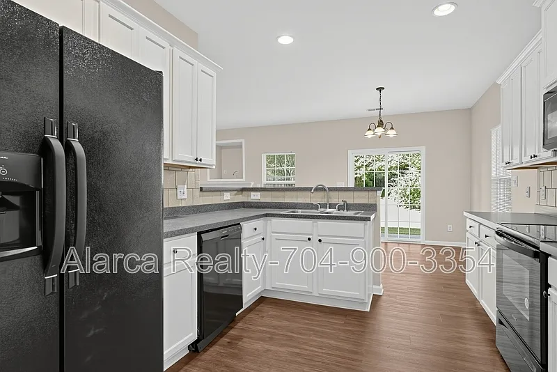 4 bed, 2.5 bath, 2340 sqft, $2,400 — Photo 3