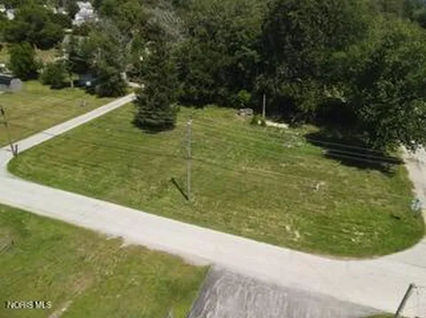 102 Palmer St, Fostoria, OH 44830