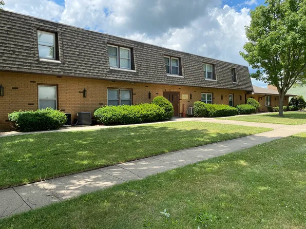 805 N Illini Ave #J, Pontiac, IL 61764