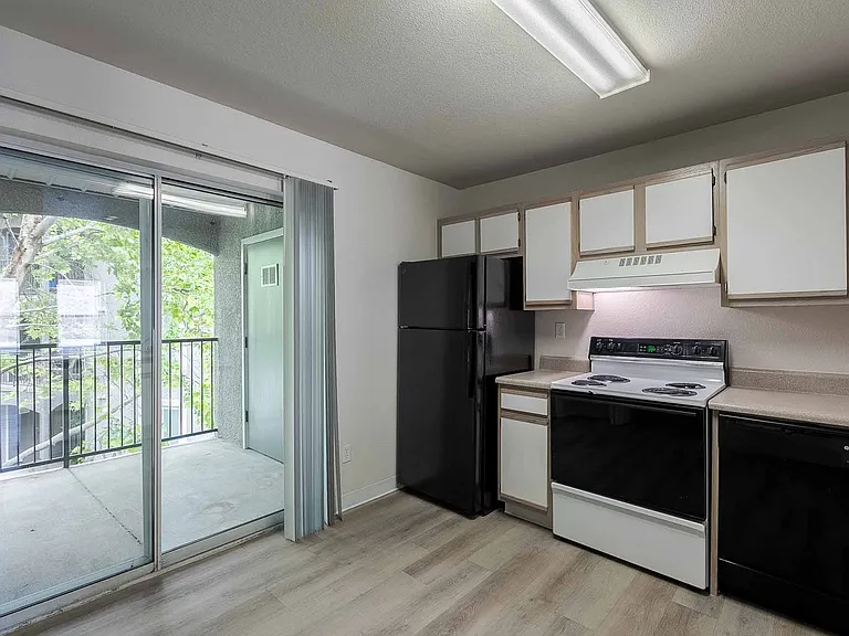 West Park Apartments — Photo 32