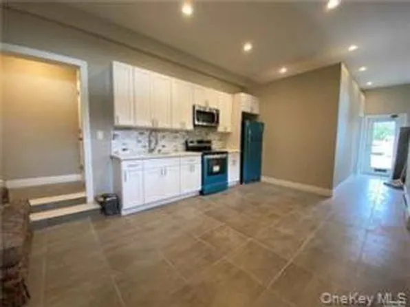 201 Higbie Ln #B, West Islip, NY 11795