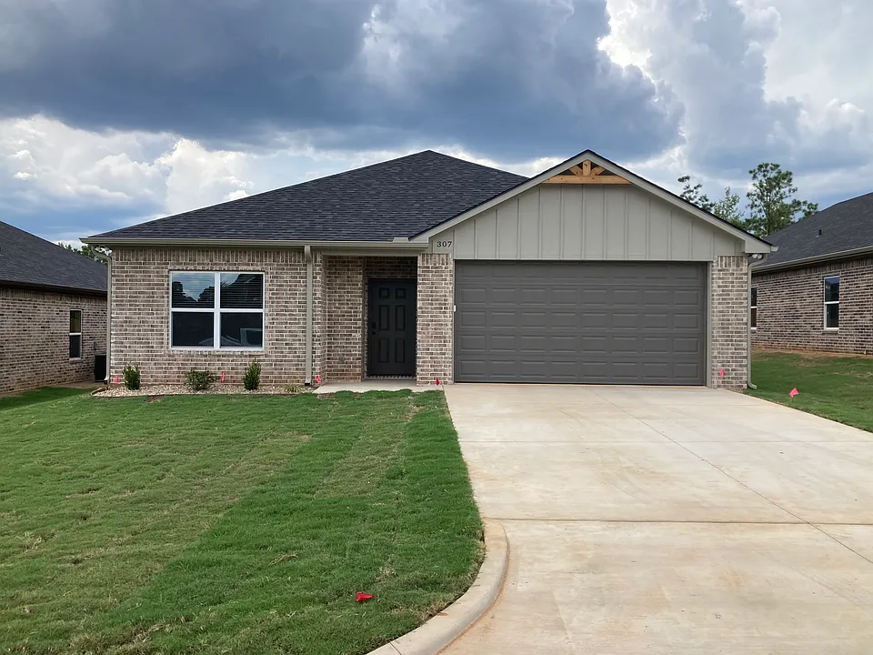 307 Claire Ln