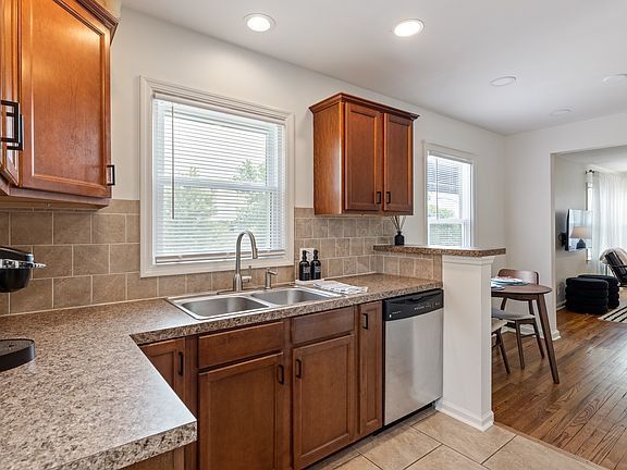 5th image of 1302 S 52nd Ave