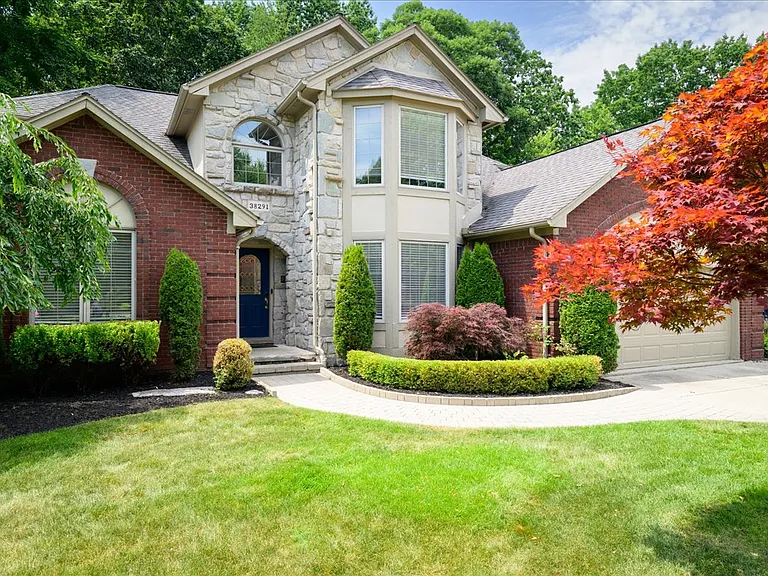 38291 River Park Dr — Photo 1