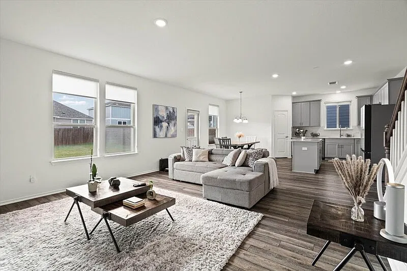4 bed, 3.0 bath, 2081 sqft, $2,200 — Photo 2