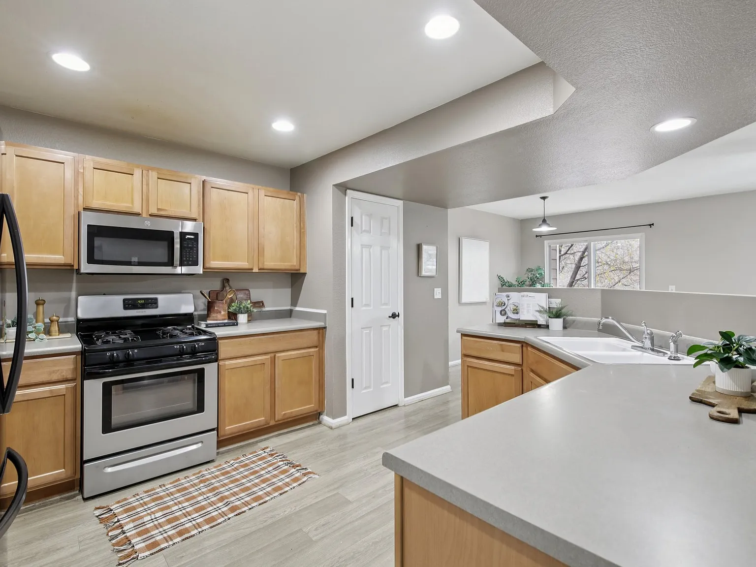3 bed, 1299 sqft, $2,100 — Photo 3
