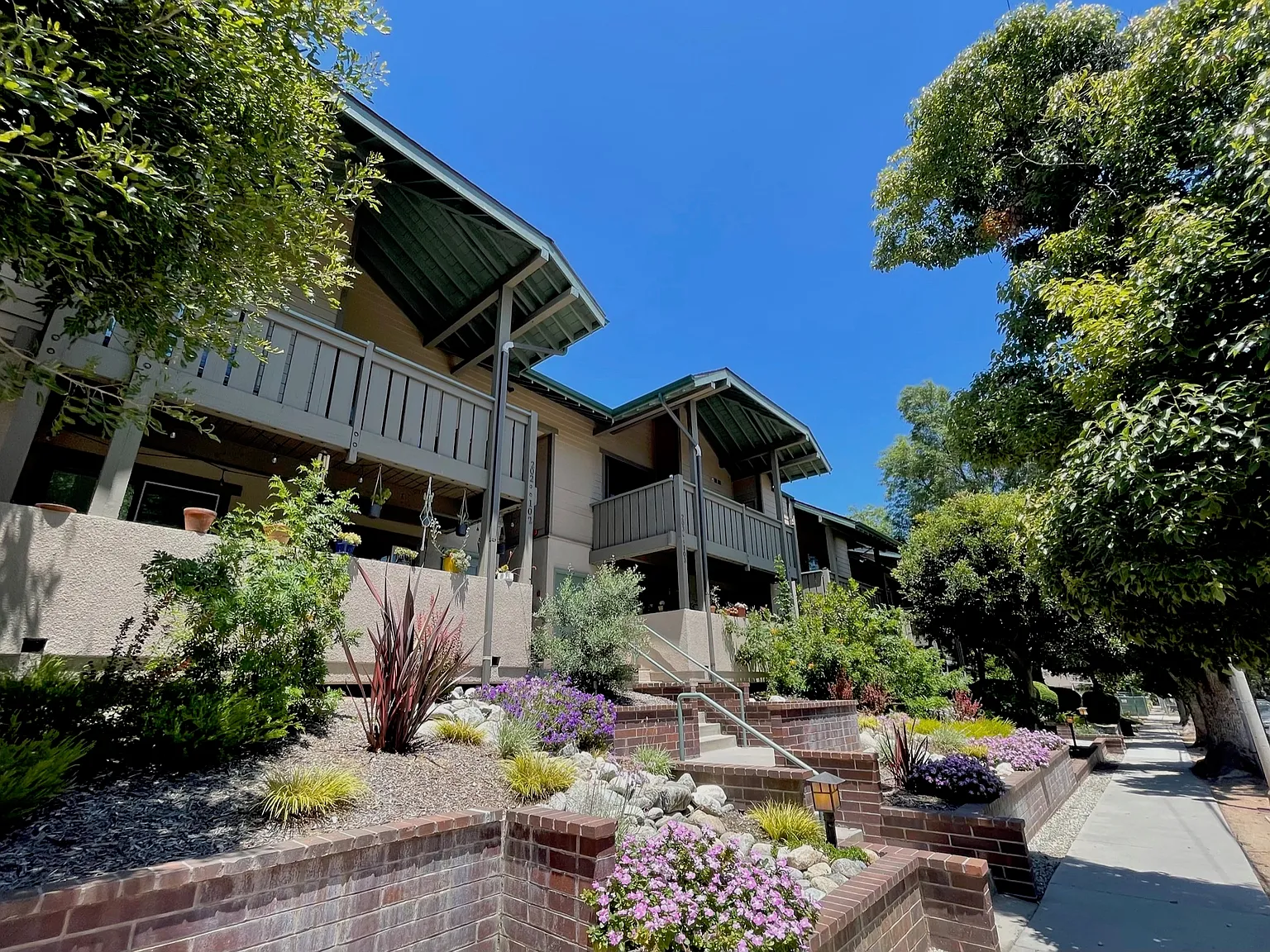 Windrose Place Pasadena — Photo 2