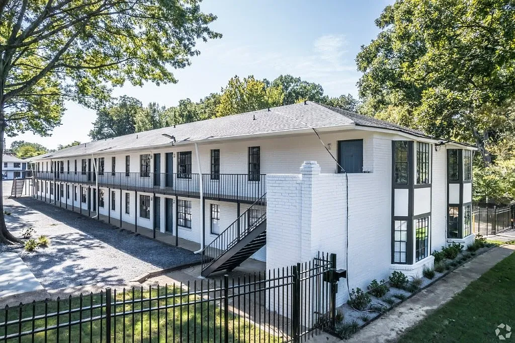 2 bed, 765 sqft, $1,050 — Photo 1