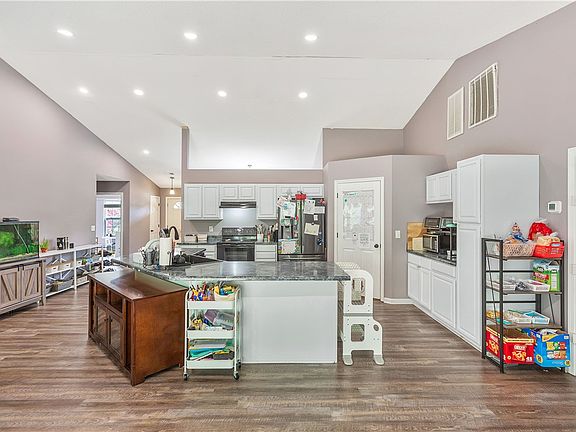 4th image of 632 Hunters Ln