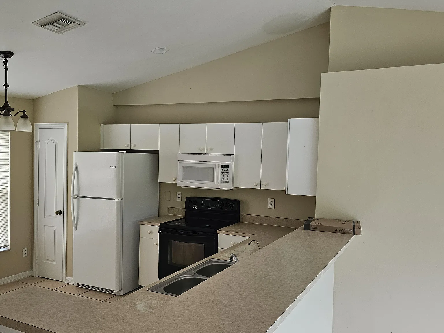 3 bed, 1272 sqft, $1,450 — Photo 3