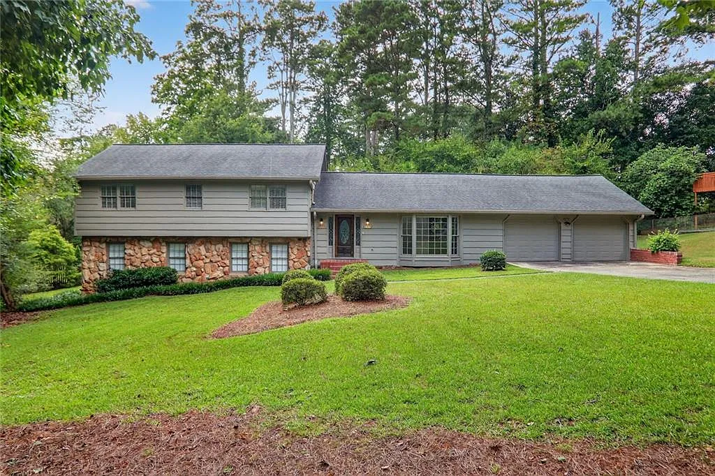 4 bed, 2.5 bath, 2632 sqft, $3,650 — Photo 1