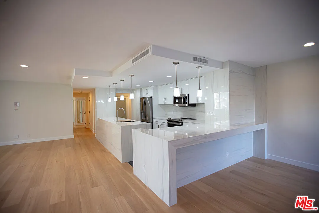 2 bed, 2.0 bath, 1416 sqft, $6,500 — Photo 2