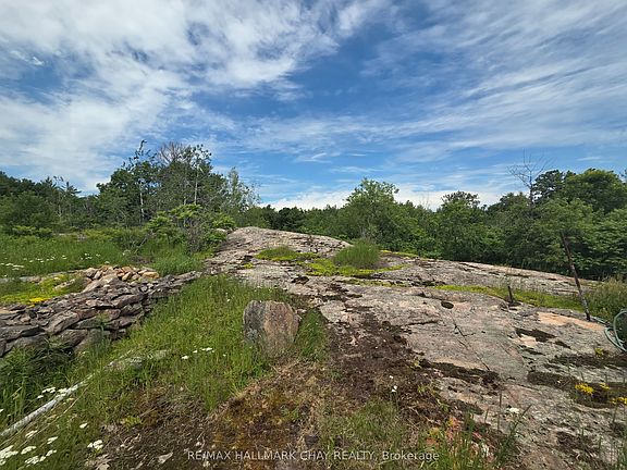 4th image of 1594 Honey Harbour Rd