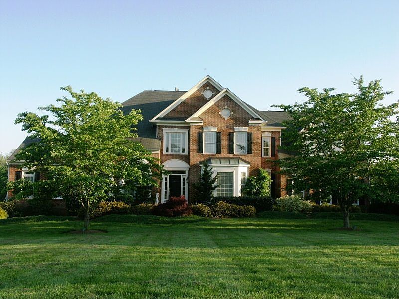 Executive home with elagance and privacy on 1.33 acres