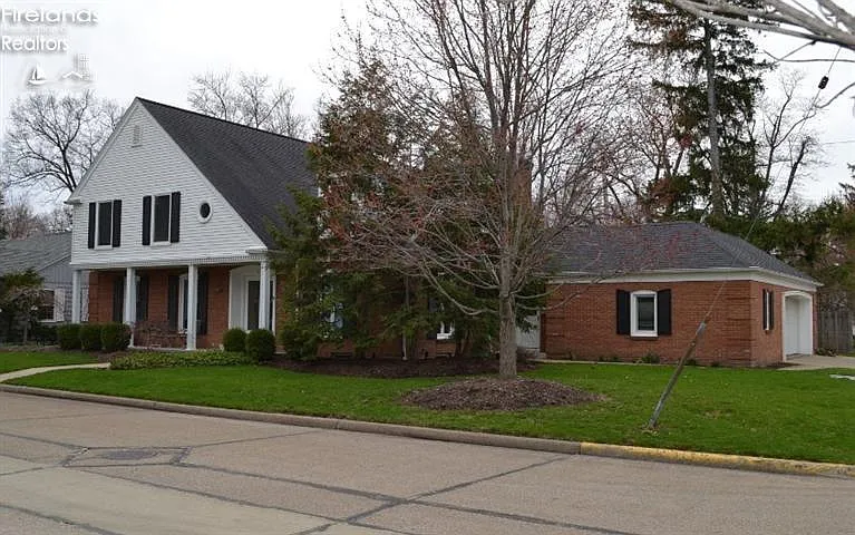 401 Seneca Ave photo 1