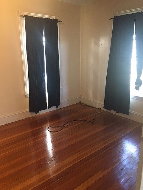 2nd image of 916 E 4th St #3