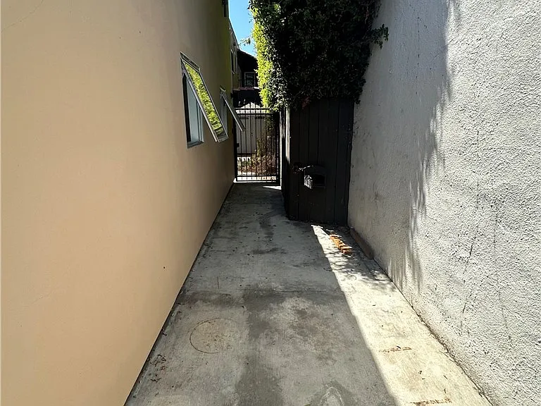 1046 S Hudson Ave — Photo 11