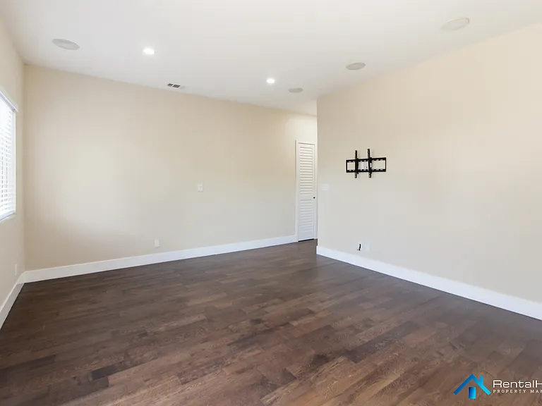 5744 1/2 Allott Ave — Photo 7