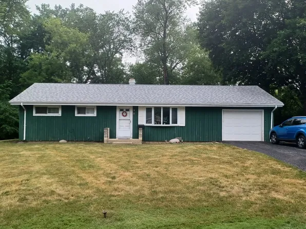 8 Holly Ct, Lake Zurich, IL 60047