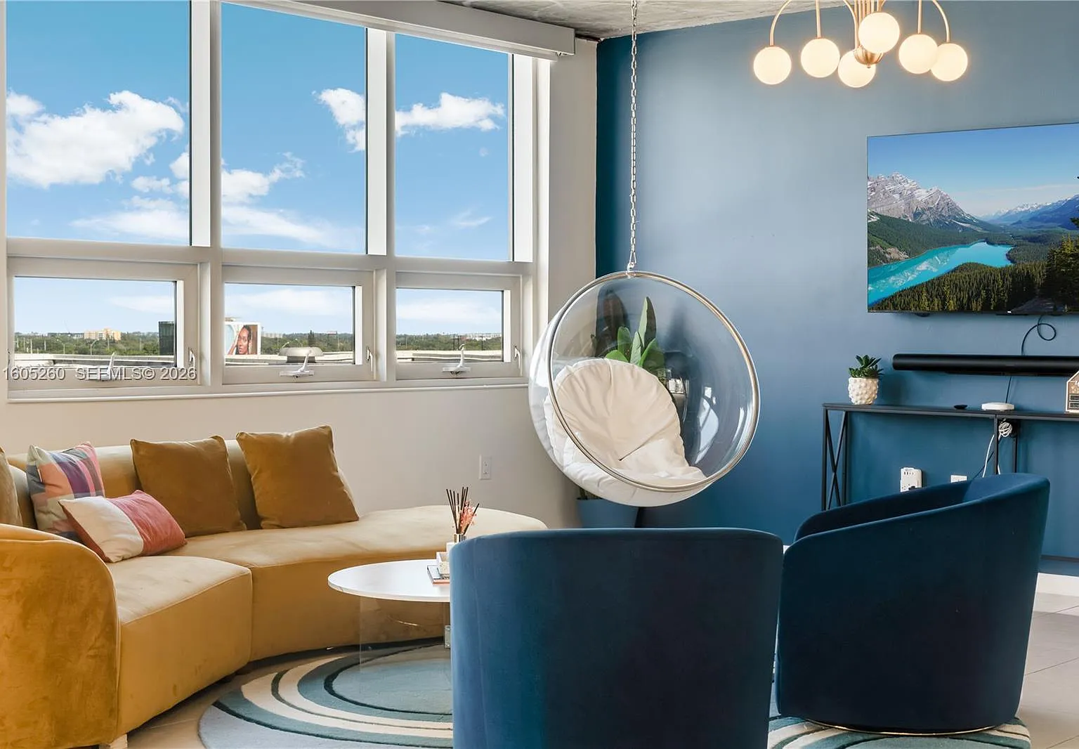 Midblock Miami Condo — Photo 1