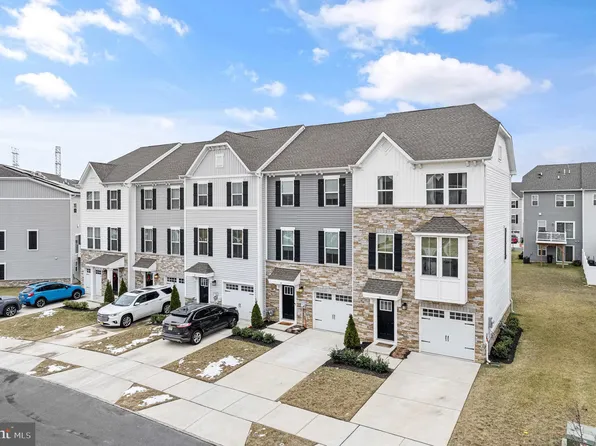 35 Ortiz Dr, Pennsauken, NJ 08110