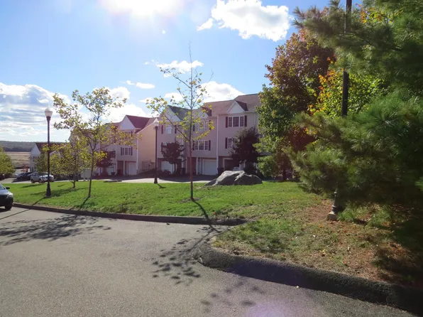 2720 State St APT 12, Hamden, CT 06517