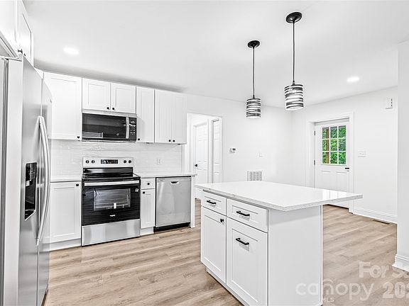 3rd image of 211 Eben St