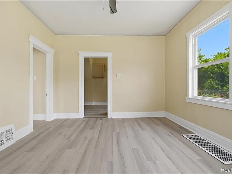 2245 W Grand St — Photo 18