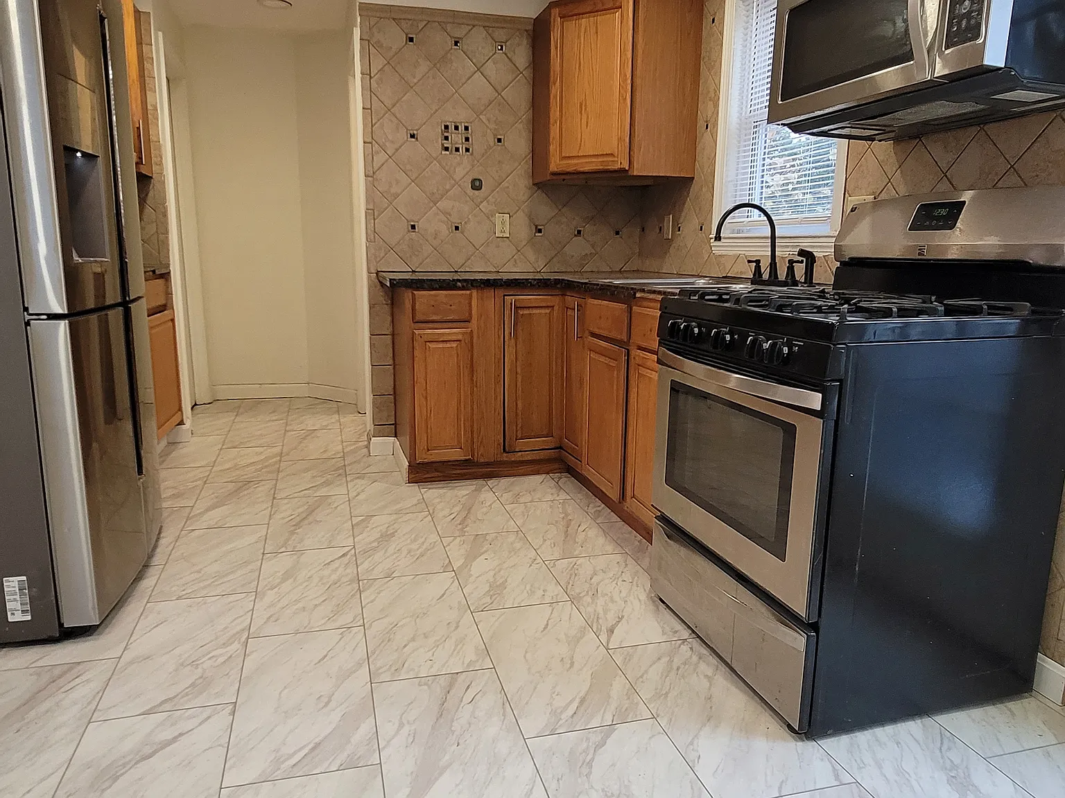 3 bed, 1.5 bath, 1600 sqft, $2,750 — Photo 2