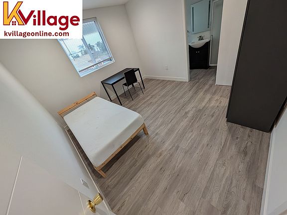 2nd image of 1528 1/2 W 36th Pl #305