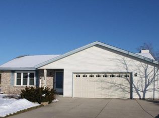 7356 S Heatheridge Ct, Franklin, WI 53132
