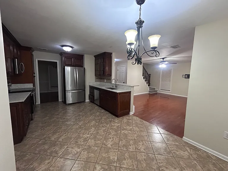 325 London Ln — Photo 7