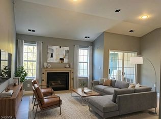 668 Honeybrook Cir, Stewartsville, NJ 08886